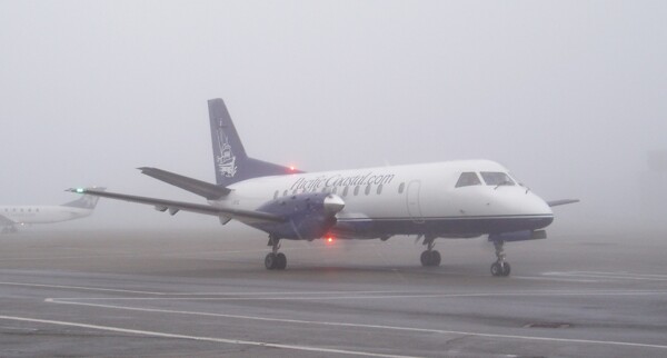 大雾中的跑道上的飞机图片