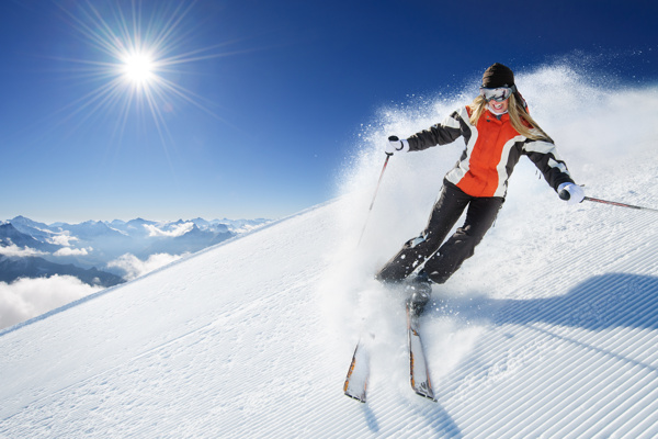 蓝天下滑雪的运动员图片