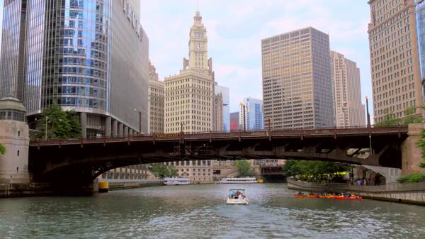 芝加哥河下穿船