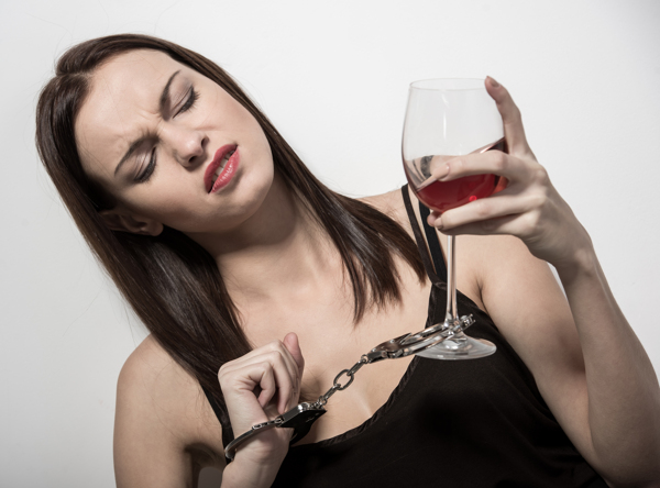 喝红酒铐住的女人图片