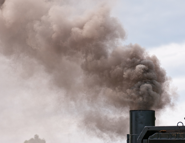 工厂烟囱烟雾图片