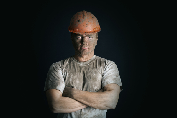身上脏脏的煤炭工人图片
