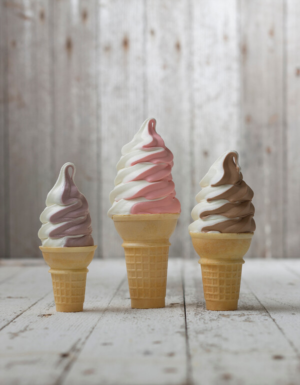 双色冰淇淋甜筒夏天甜品