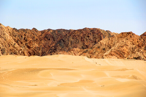 沙漠丹霞地貌图片