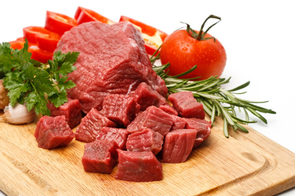 砧板上的瘦牛肉与西红柿图片