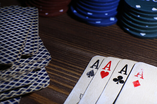 一堆扑克牌与筹码图片