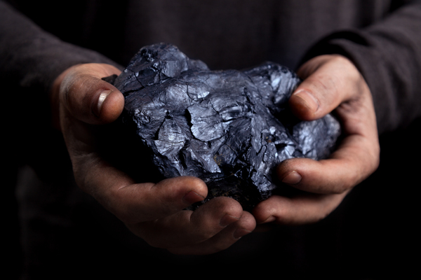 捧着煤碳的手图片