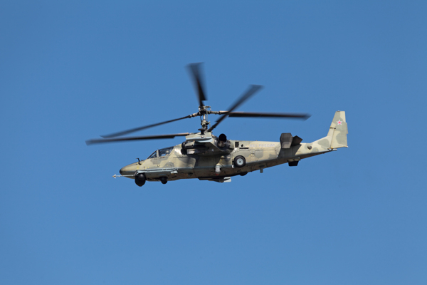 蓝天上的军用直升机图片