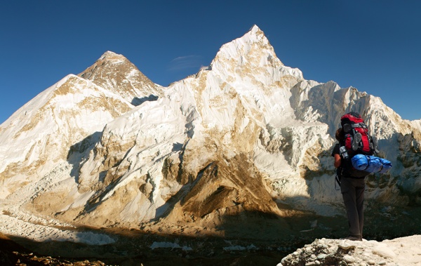 雪山与登山的人物图片