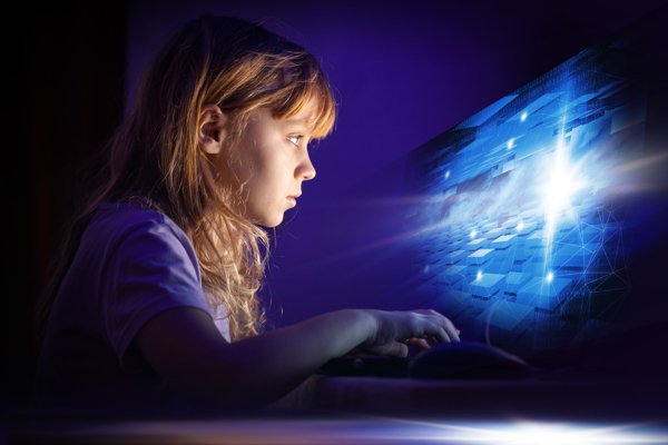 在晚上玩耍电脑的女孩图片