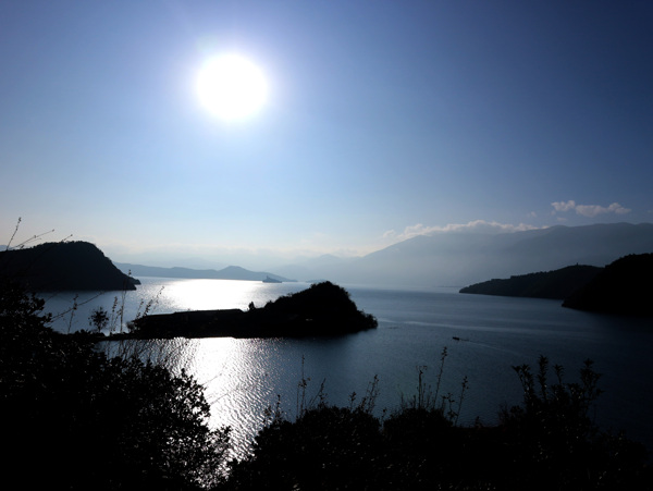 泸沽湖日出图片