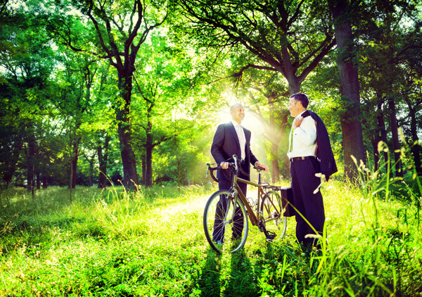 树林骑自行车的职业男性图片