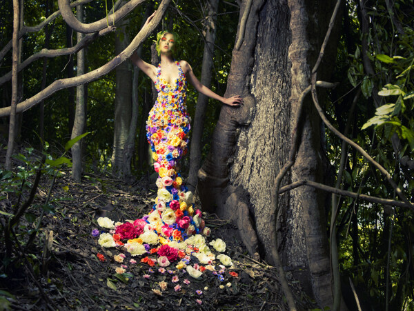 树林里穿着花朵衣服的美女图片
