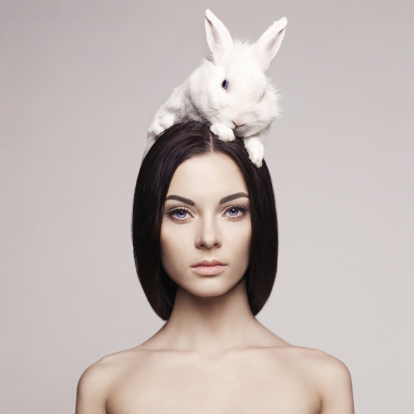 头顶兔子的性感美女图片