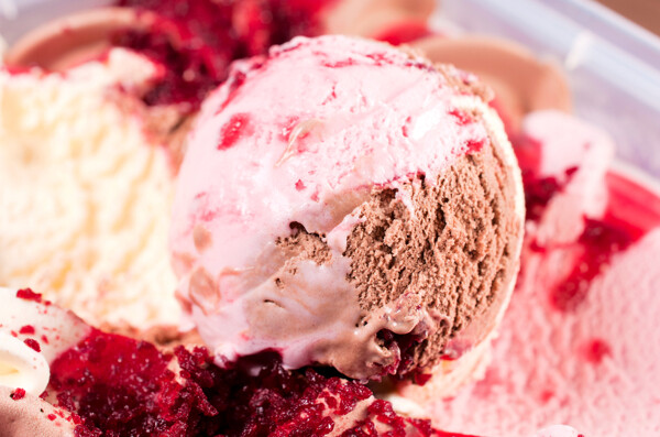 草莓冰激淋图片