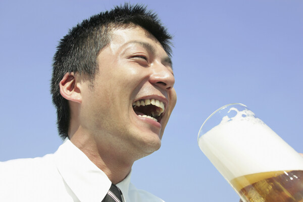 喝啤酒的男人图片