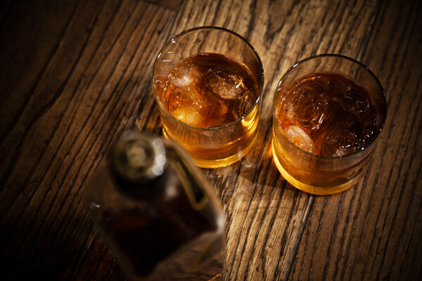 木桌上的两杯威士忌图片