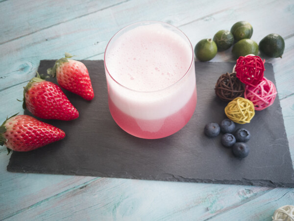 草莓奶盖红色餐饮饮品照片