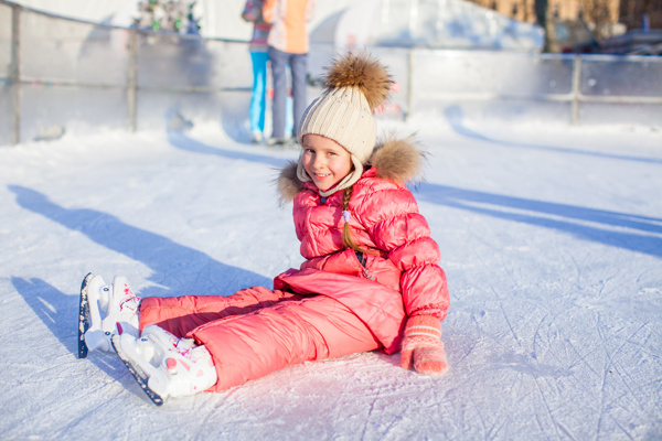 坐在滑雪场上的可爱女孩图片