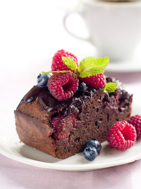 盘子里的巧克力小蛋糕图片