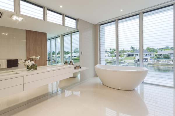 白色系列宽敞景窗浴室设计