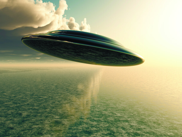 飞行的UFO图片