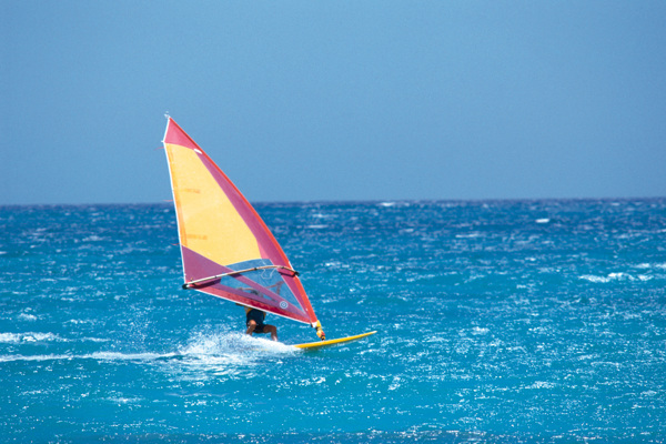 旅游度假清澈天空蓝天美景风景大海海水惊险冲浪帆船