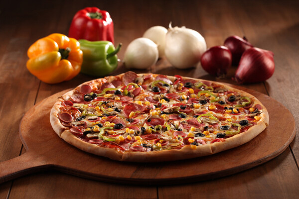蔬菜与菜板上的披萨图片