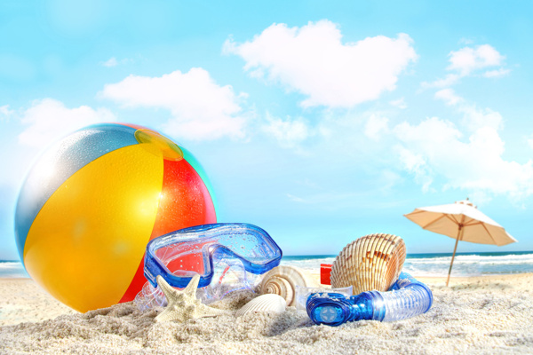 沙滩上的球与贝壳