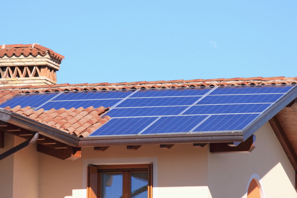 屋顶的太阳能电池板图片