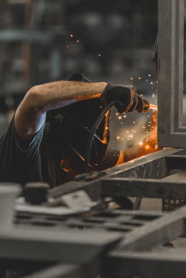 机械焊接工人在工作