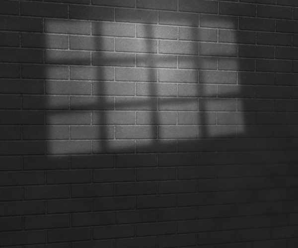 在砖墙上工作室背景灰度的窗口的光
