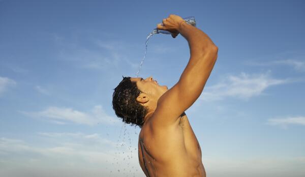 喝水的的肌肉男性图片