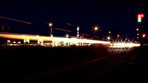 城市公路夜晚风景图片