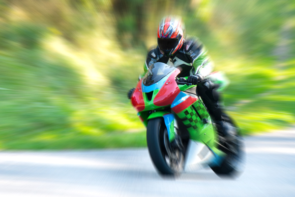 极速前进的摩托车图片