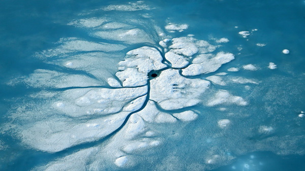 水面浮冰图片