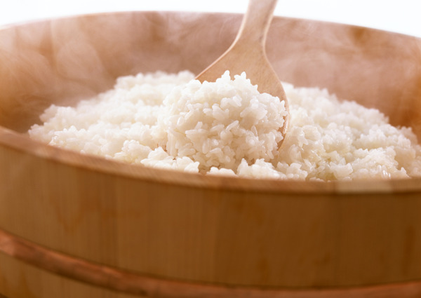 出锅的米饭冒热气