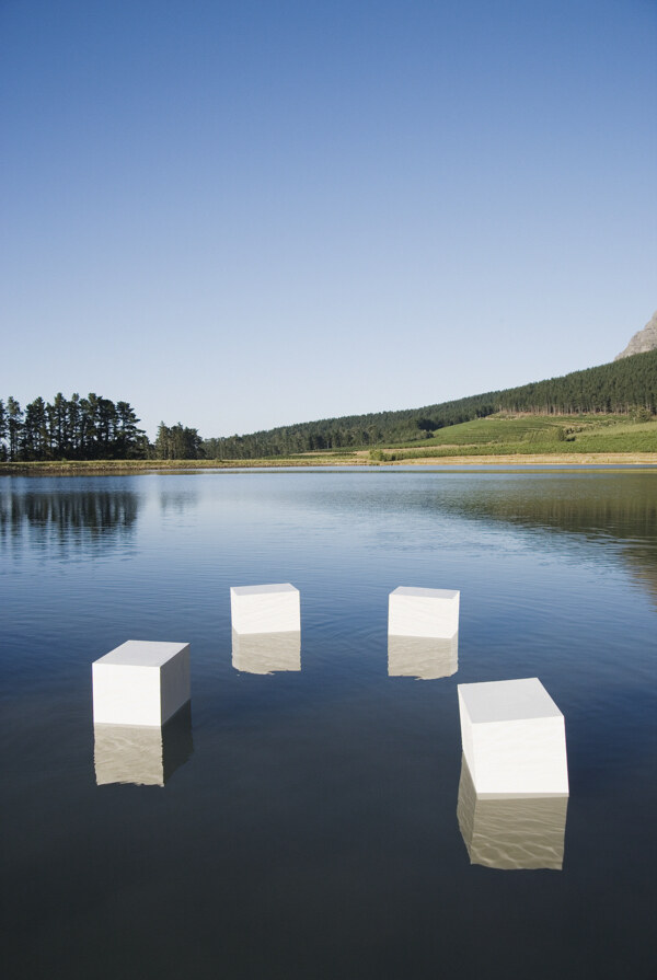 水面上的四个立方体图片
