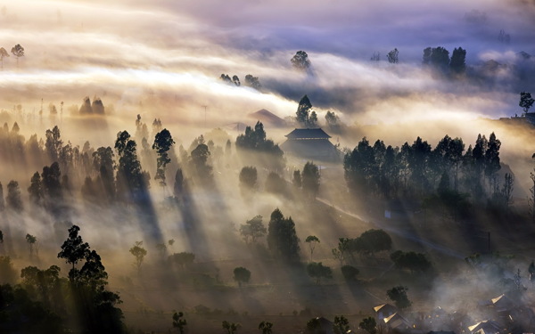 云雾环绕的大山风景