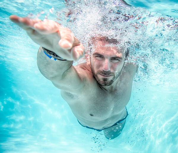 游泳的国外男人摄影图片