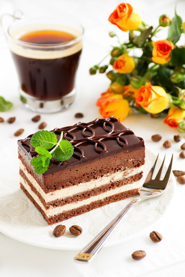 巧克力蛋糕与咖啡豆图片