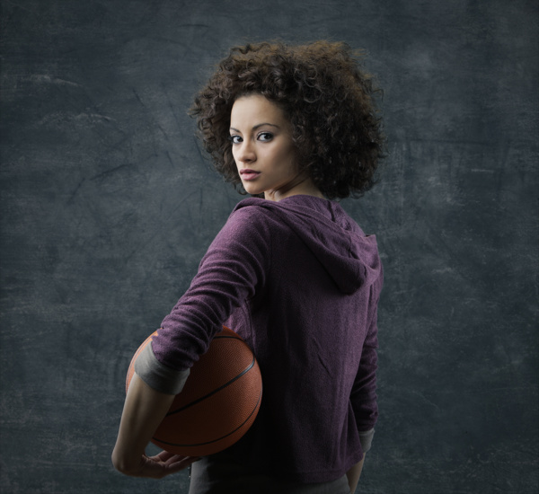 抱着篮球的美女图片