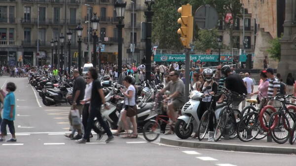 在人行横道行人在西班牙股票视频组