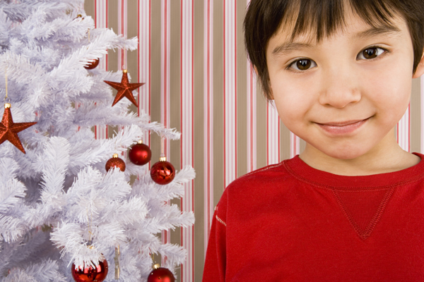 圣诞树旁的可爱男孩