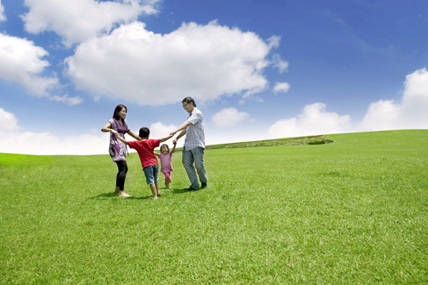 草地上做游戏的一家人图片