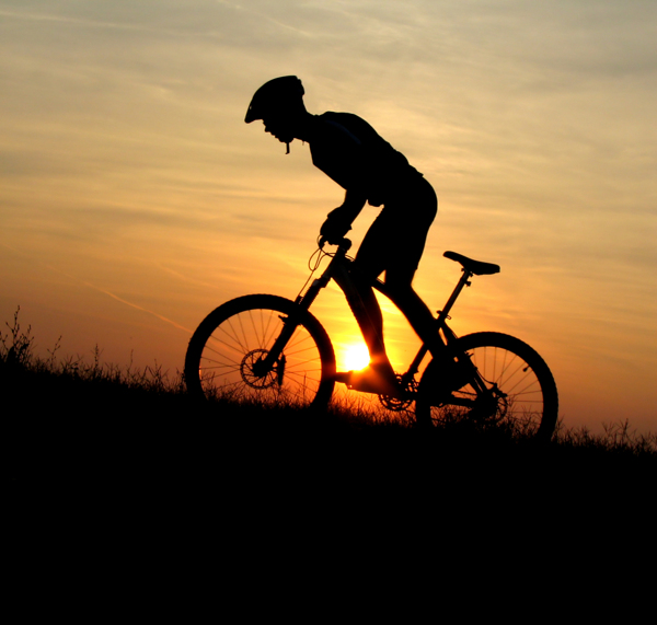 骑自行车男人图片