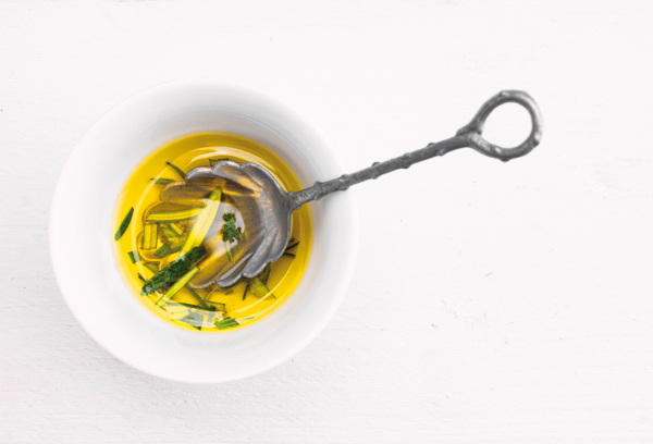 碗里的橄榄油勺子
