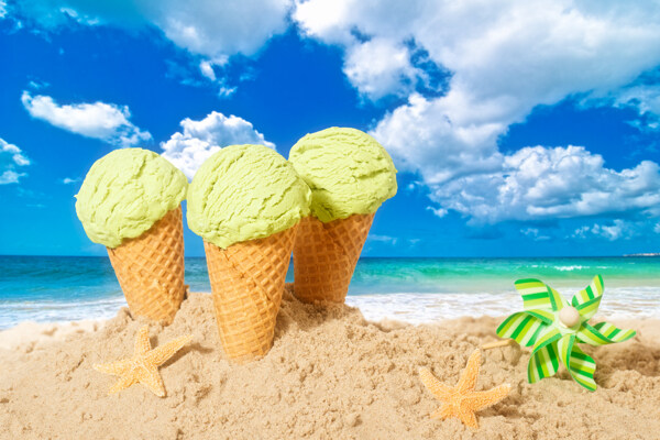 海滩上的冰淇淋图片