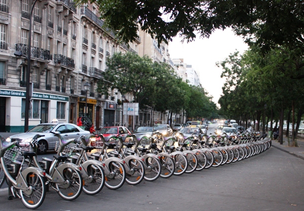 巴黎公共自行车无人租车场图片