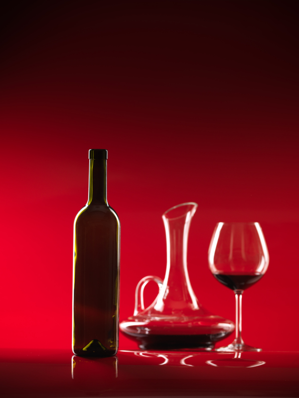 葡萄酒瓶与酒杯图片